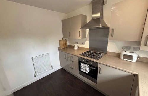 Basildon House | Modern 3-Bed 3-Bath Home | Quiet Road | Parking |