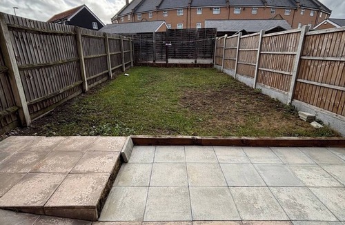 Basildon House | Modern 3-Bed 3-Bath Home | Quiet Road | Parking |