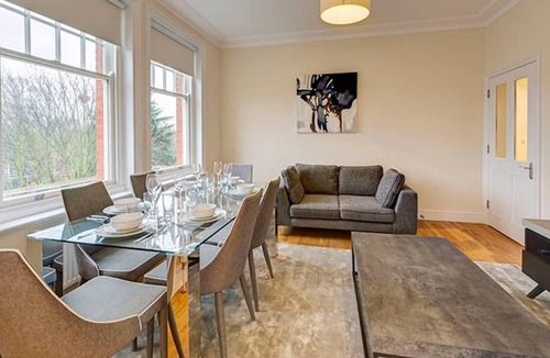 Ravenscourt Park Apartment | Modern 3 Bed Apartment next to the Park