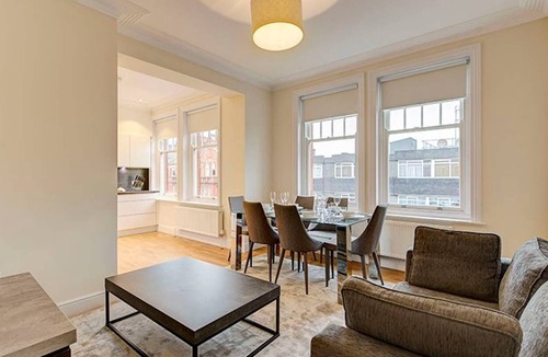 Ravenscourt Park Apartment | Modern 3 Bed Apartment next to the Park