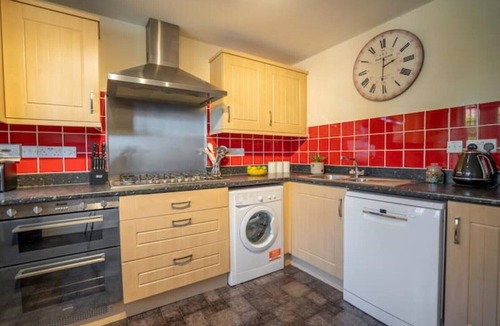 Church Gresley House | Modern 3 bed house, 2.5 baths with wi-fi & parking