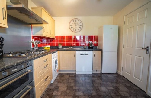 Church Gresley House | Modern 3 bed house, 2.5 baths with wi-fi & parking