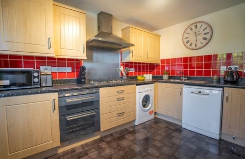 Church Gresley House | Modern 3 bed house, 2.5 baths with wi-fi & parking