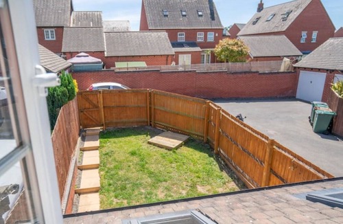 Church Gresley House | Modern 3 bed house, 2.5 baths with wi-fi & parking