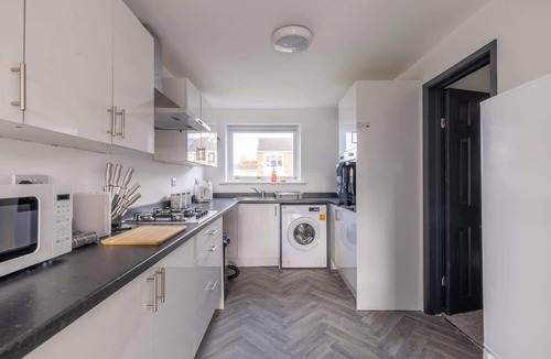 Cramlington House | Modern 3 Bed House-Free Parking-by Holiday Homes