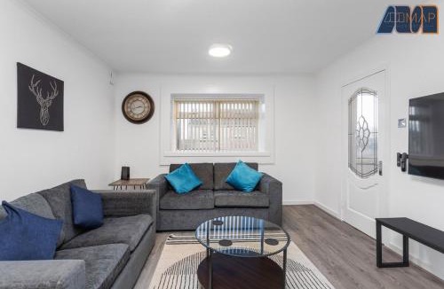 Bathgate House | Modern 3 Bed Home in Bathgate with Garden