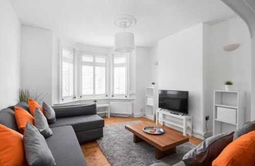 Broad Green House | Modern 3 Bed Home in Croydon Sleeps 6
