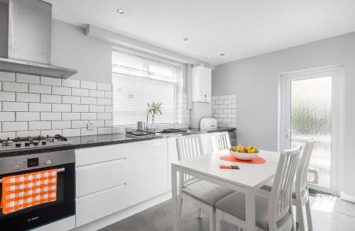 Broad Green House | Modern 3 Bed Home in Croydon Sleeps 6