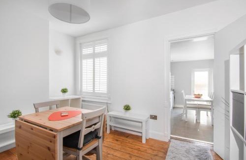 Broad Green House | Modern 3 Bed Home in Croydon Sleeps 6