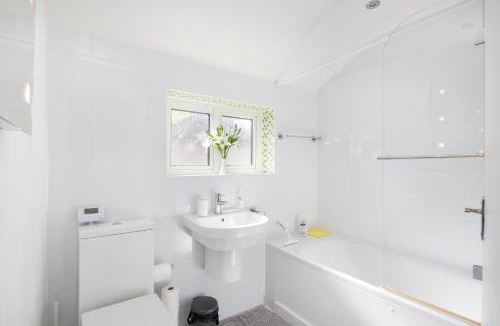 Broad Green House | Modern 3 Bed Home in Croydon Sleeps 6
