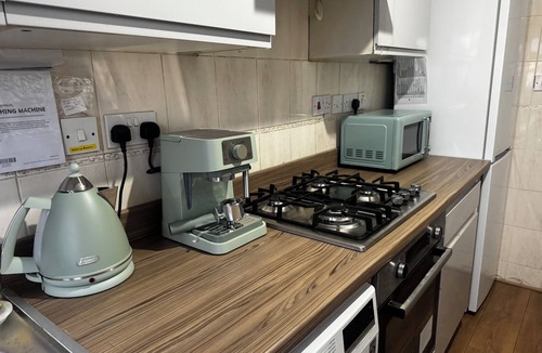 Rayners Lane House | Modern 3-Bed Home | Pool Table | PS5 | 2-Van Driveway Parking