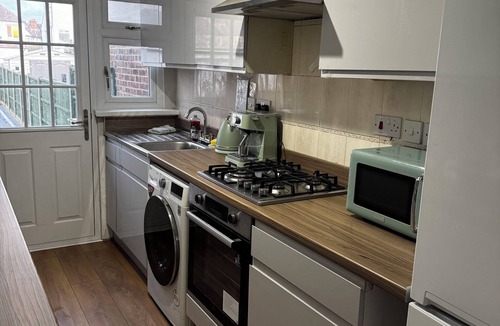 Rayners Lane House | Modern 3-Bed Home | Pool Table | PS5 | 2-Van Driveway Parking