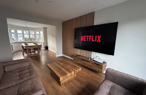 Rayners Lane House | Modern 3-Bed Home | Pool Table | PS5 | 2-Van Driveway Parking