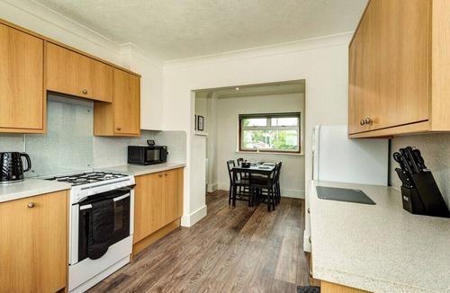 Gosport Apartment | Modern 3-Bed Home | Sleeps 7 | 10 Mins to Beach