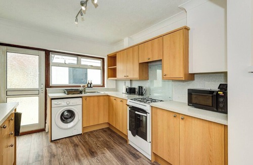 Gosport Apartment | Modern 3-Bed Home | Sleeps 7 | 10 Mins to Beach