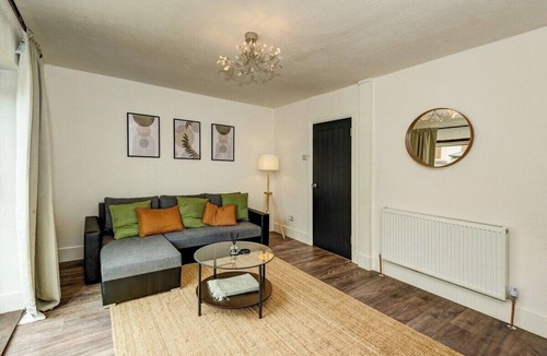 Gosport Apartment | Modern 3-Bed Home | Sleeps 7 | 10 Mins to Beach