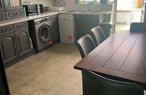 Crays Hill House | Modern 3 Bed House for 8 Guest