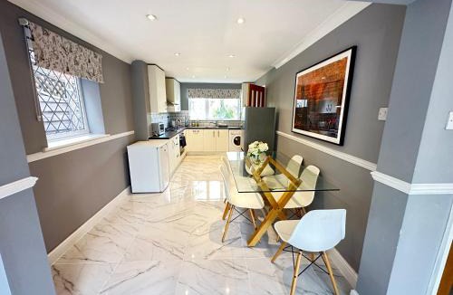 Bar Hill House | Modern 3 bed House with two bathrooms! Free parking!