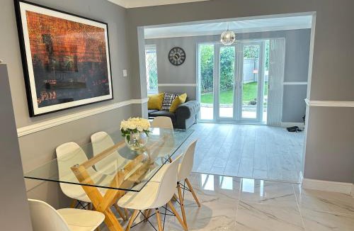 Bar Hill House | Modern 3 bed House with two bathrooms! Free parking!