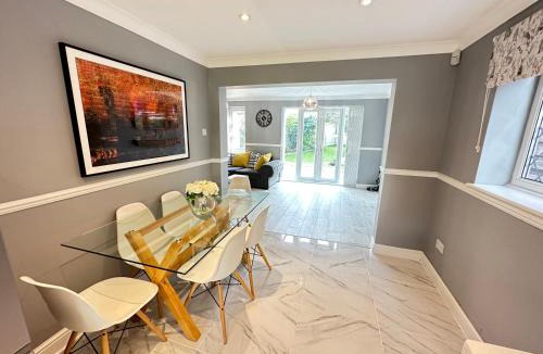 Bar Hill House | Modern 3 bed House with two bathrooms! Free parking!