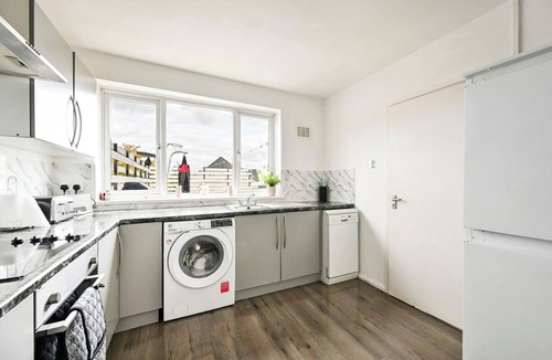 Epping Apartment | Modern 3-Bed Maisonette | Epping High St | Parking