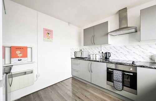 Epping Apartment | Modern 3-Bed Maisonette | Epping High St | Parking
