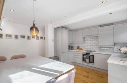 Shoscombe House | Modern 3 bed Sleeps 6 with Hot tub