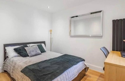 Shoscombe House | Modern 3 bed Sleeps 6 with Hot tub