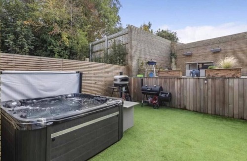 Shoscombe House | Modern 3 bed Sleeps 6 with Hot tub