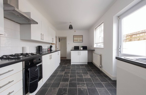 Wainscot House | Modern 3-Bed | Sleeps 8 | Fast WiFi | Parking | Pool Table