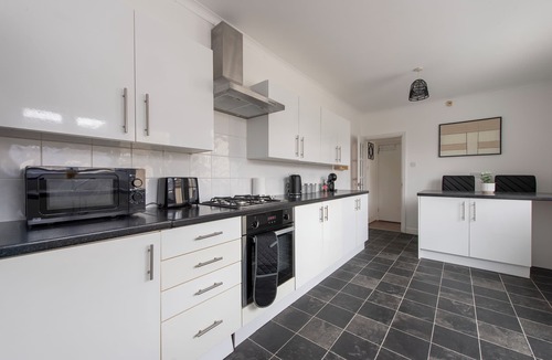 Wainscot House | Modern 3-Bed | Sleeps 8 | Fast WiFi | Parking | Pool Table