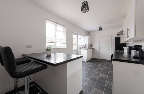 Wainscot House | Modern 3-Bed | Sleeps 8 | Fast WiFi | Parking | Pool Table