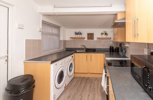 St Helens House | Modern 3-Bed Sleeps 8