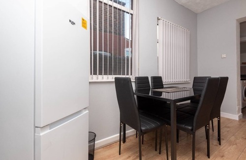 St Helens House | Modern 3-Bed Sleeps 8