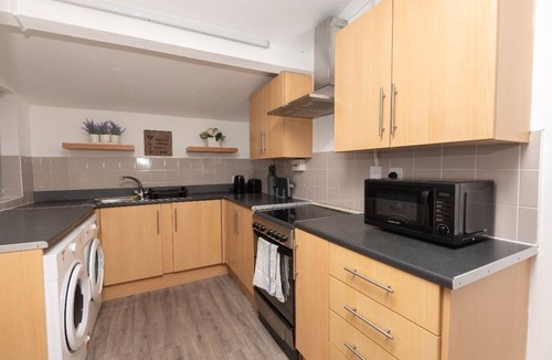 St Helens House | Modern 3-Bed Sleeps 8