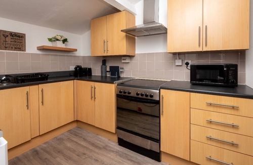 St Helens House | Modern 3-Bed Sleeps 8