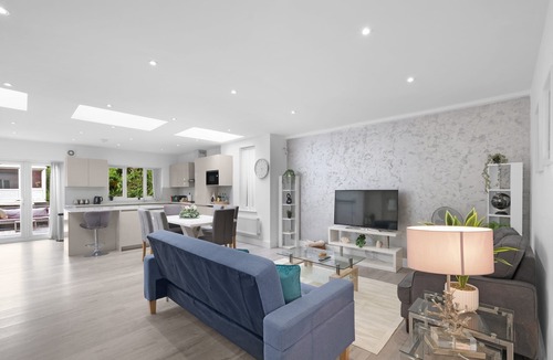 Edgware House | Modern 3 Bedroom, 2.5-Bathroom Home in Edgware