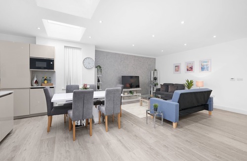 Edgware House | Modern 3 Bedroom, 2.5-Bathroom Home in Edgware