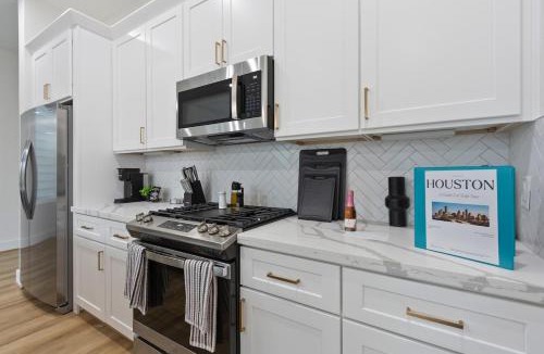 Northside House | Modern 3 Bedroom 3 Bath Home Near Downtown Houston With Garage