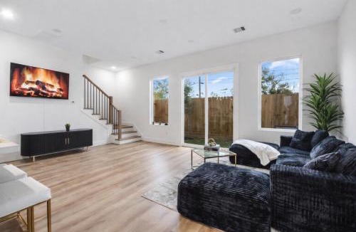 Northside House | Modern 3 Bedroom 3 Bath Home Near Downtown Houston With Garage
