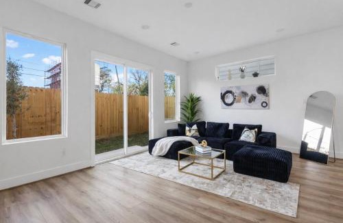 Northside House | Modern 3 Bedroom 3 Bath Home Near Downtown Houston With Garage
