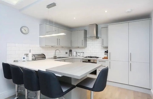 West End Apartment | Modern 3 bedroom Apartment, West End