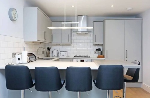 West End Apartment | Modern 3 bedroom Apartment, West End