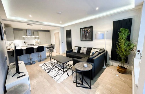 West End Apartment | Modern 3 bedroom Apartment, West End