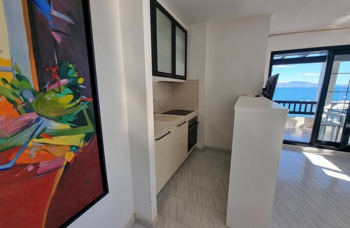 Pedrinya Apartment | Modern 3-bedroom apartment 50m from the beach with pool