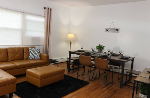 Kingston Apartment | Modern 3 bedroom bungalow house, private parking, Bbq area/Wifii