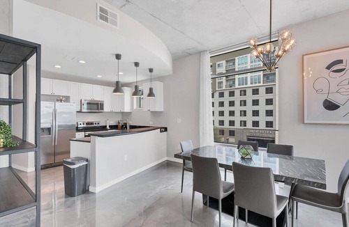 South Eola Apartment | Modern 3 bedroom condo in downtown w free parking
