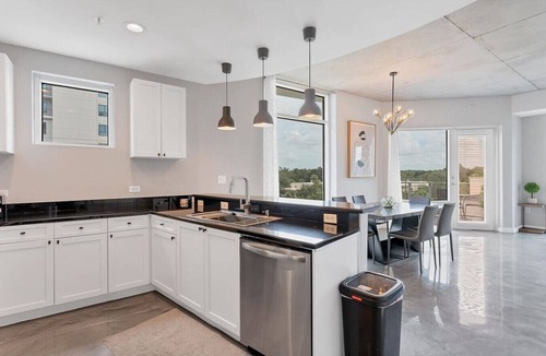 South Eola Apartment | Modern 3 bedroom condo in downtown w free parking