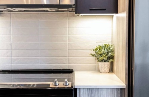 Harwood Hotel | Modern 3-Bedroom Duplex Suite Complimentary Parking