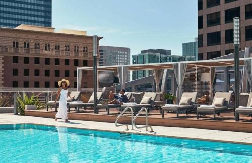 Downtown Los Angeles Apartment | Modern 3 Bedroom High-Rise with resort Pool